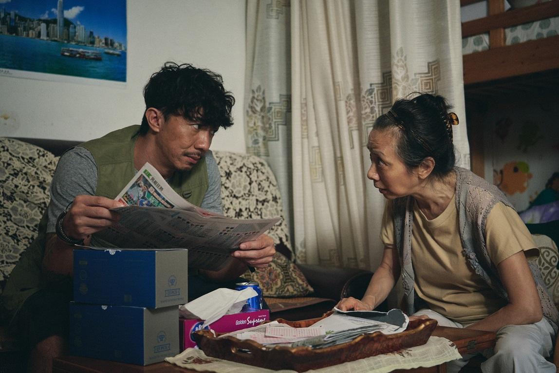 區嘉雯與張繼聰合演母子。(《窄路微塵》劇照)