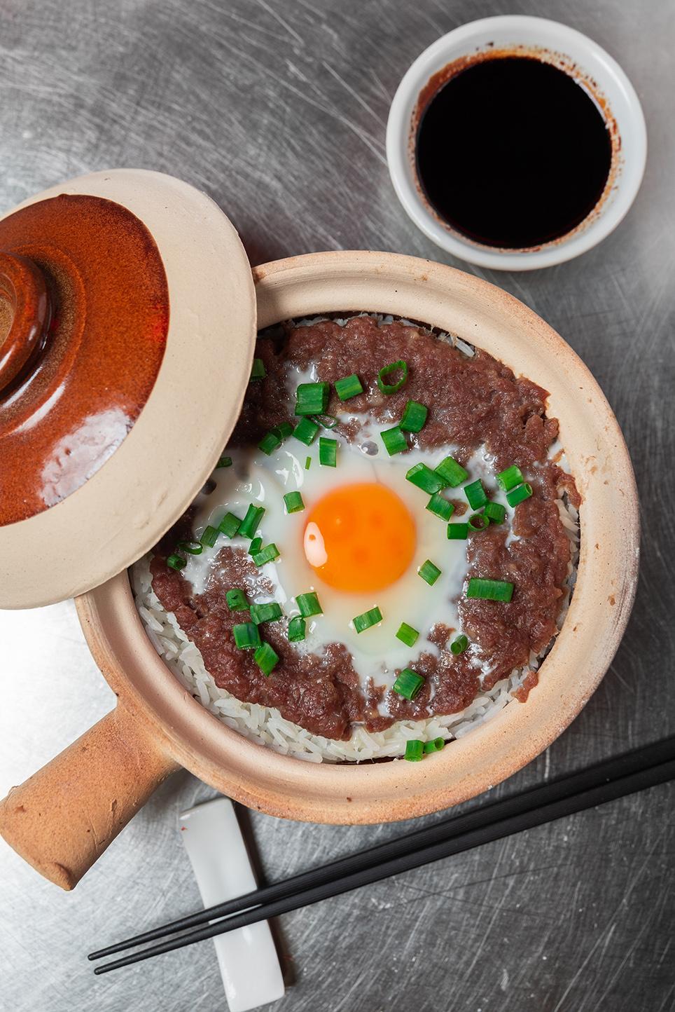 窩蛋碎牛煲仔飯 $98