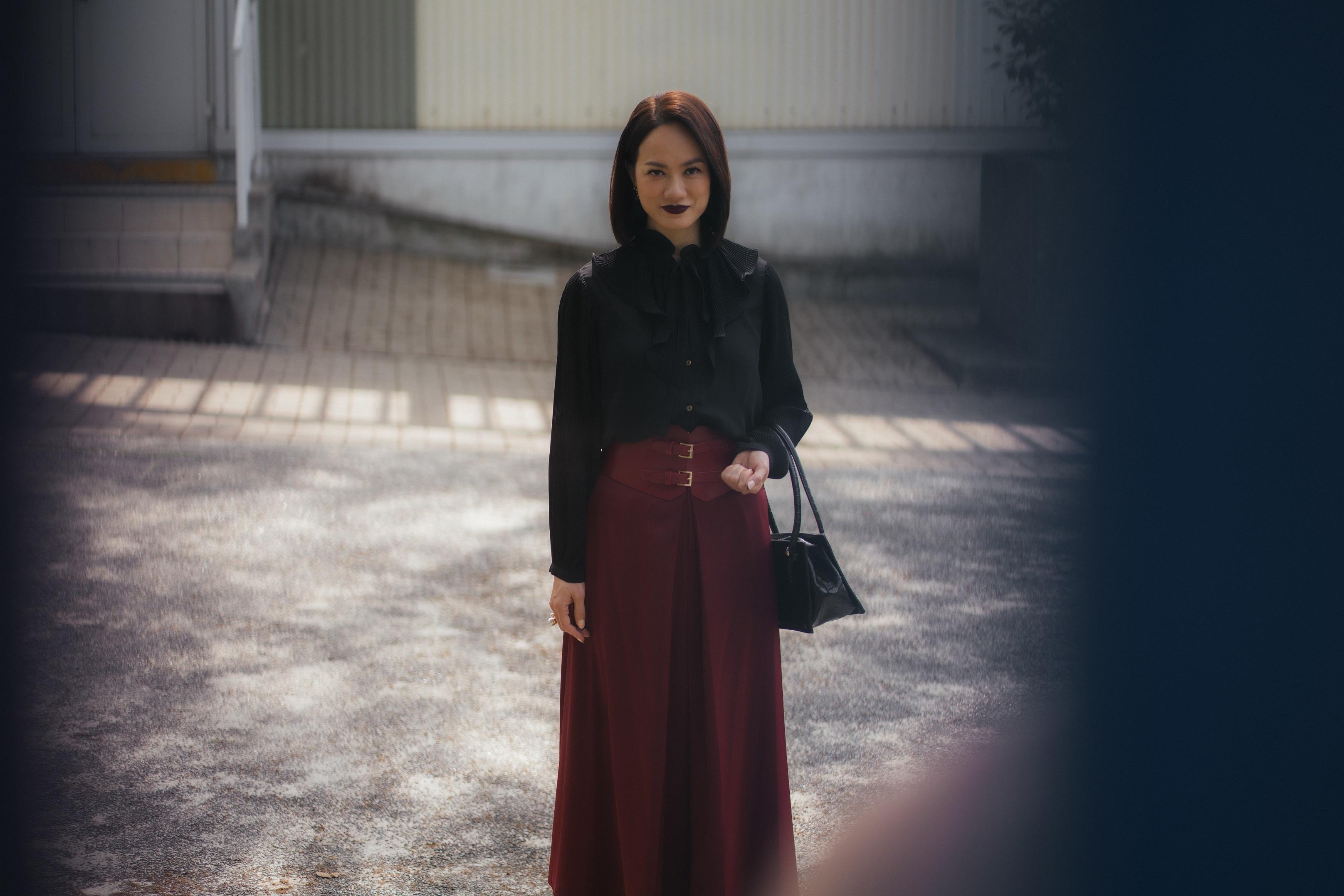 簡慕華化身冷艷霸氣的「黑寡婦」霍姐,獲網民大讚演戲有驚喜。(《百萬同居計劃》劇照)