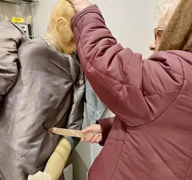 斯韋特蘭娜模擬當日在浴室殺人過程。(互聯網)