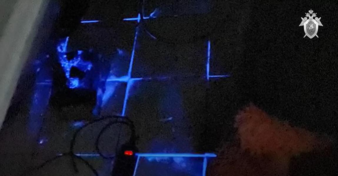 警方在案發現場做血漬分析。(互聯網)