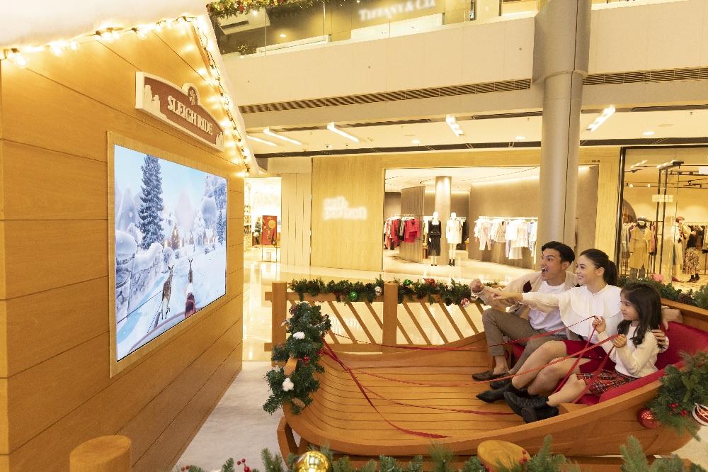 打卡點6:坐上聖誕雪橇與馴鹿馳騁於北極圈的雪原上。