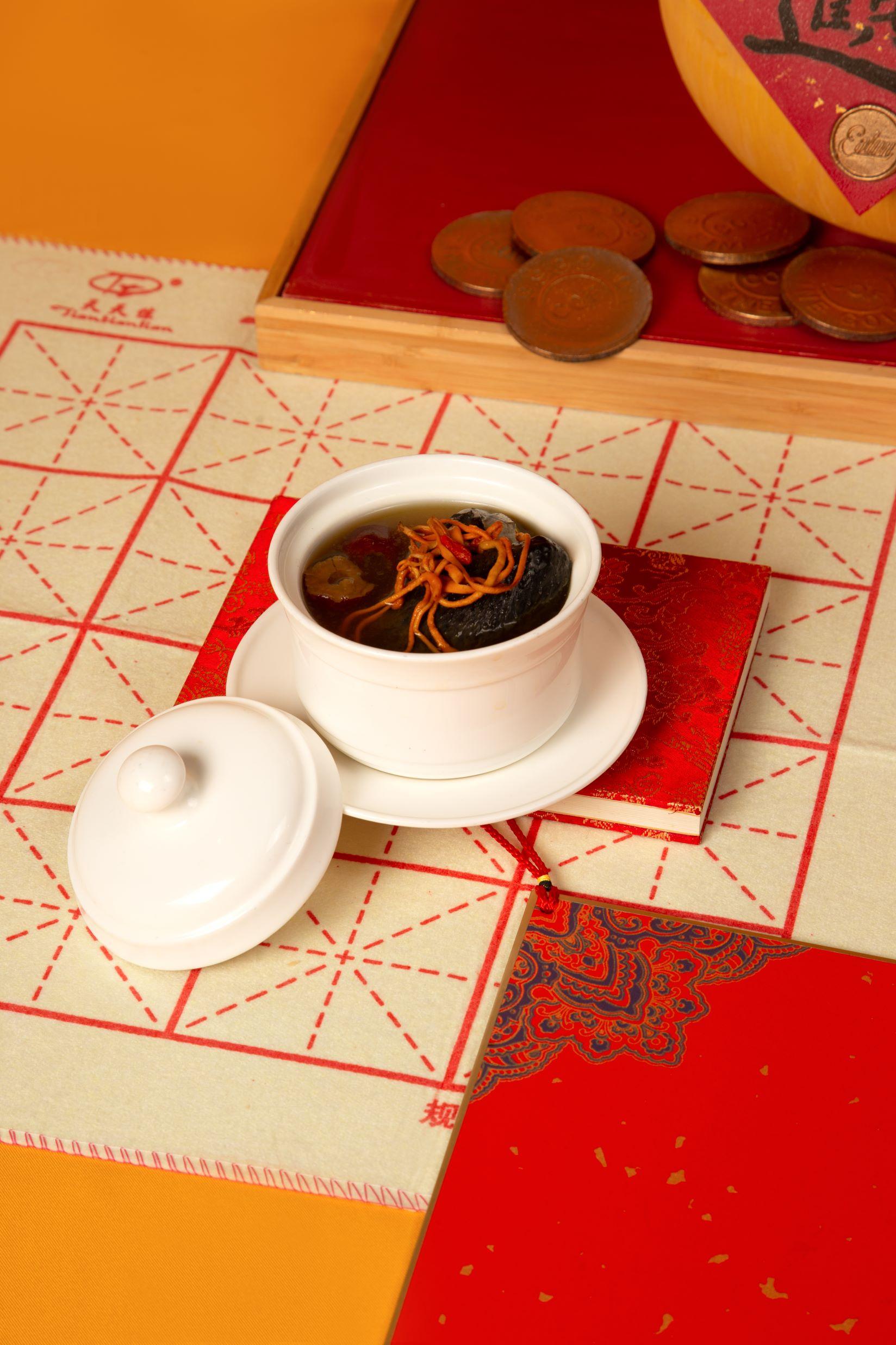 花膠蟲草花煲烏雞湯