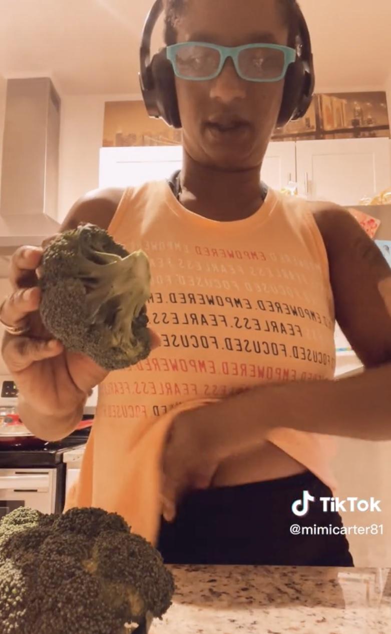 卡特從腰間取出小刀。(互聯網)