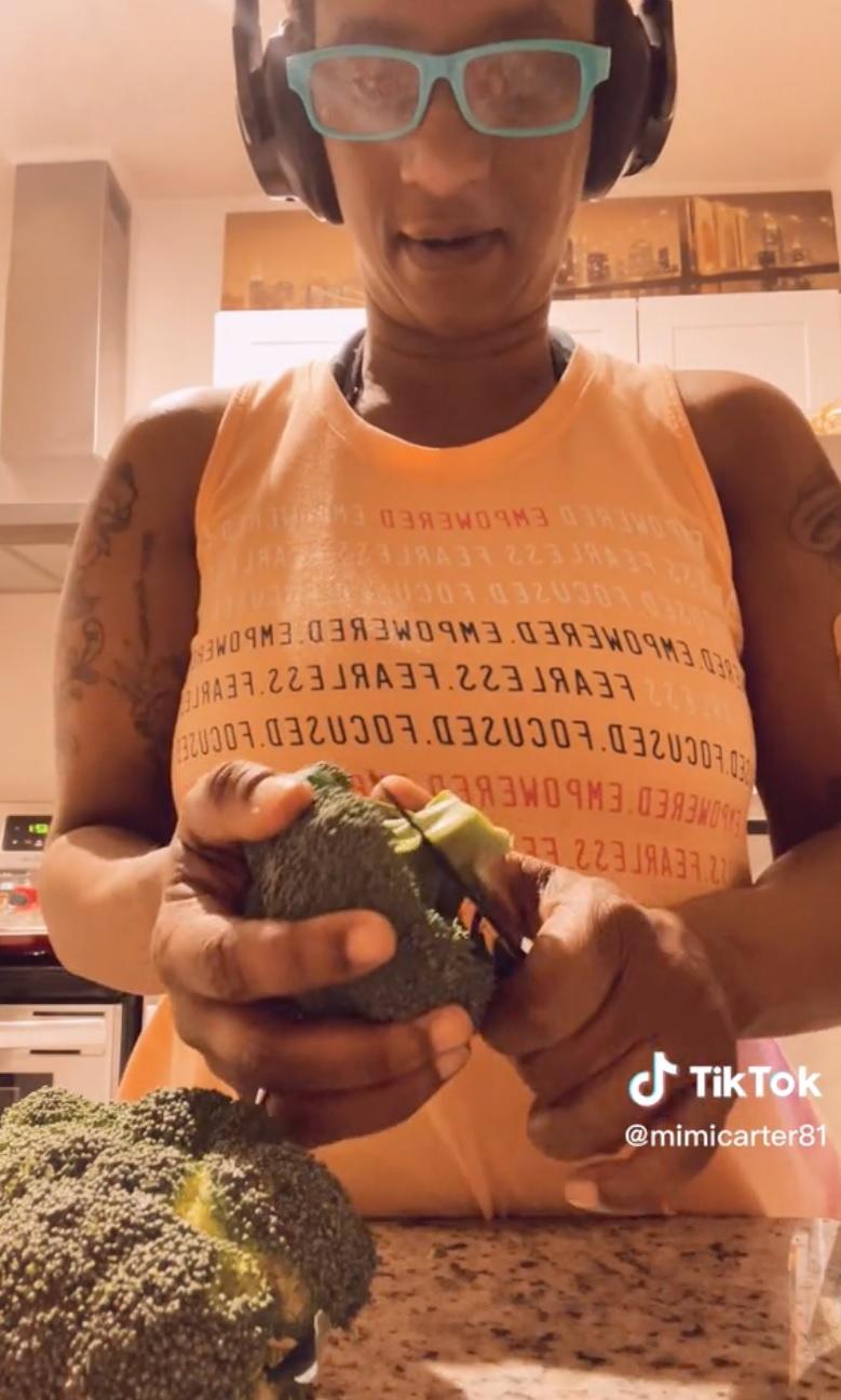 卡特用小刀切西蘭花的莖部。(互聯網)