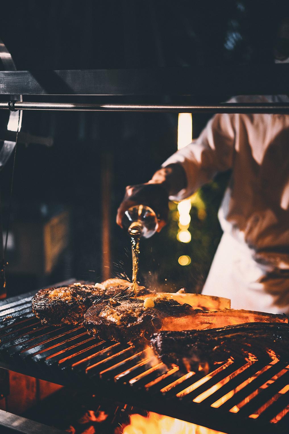 見到主廚們準備了大量的斧頭扒,已預先做了準備,出場後客人也不用久等就可吃到。