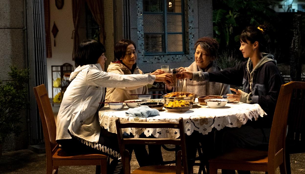在今時今日的香港家庭,一家人齊整食飯絕不容易。(《過時・過節》劇照)