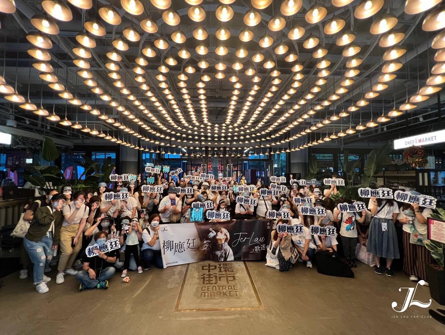 柳柳粉組義工隊參與「點滴是生命」的賣旗活動。(Jer柳應廷歌迷會提供)