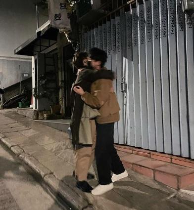 邱鋒澤與Edan見面時興奮擁抱。