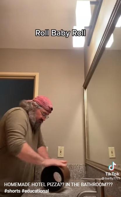 用冰桶搓餅皮。(互聯網)