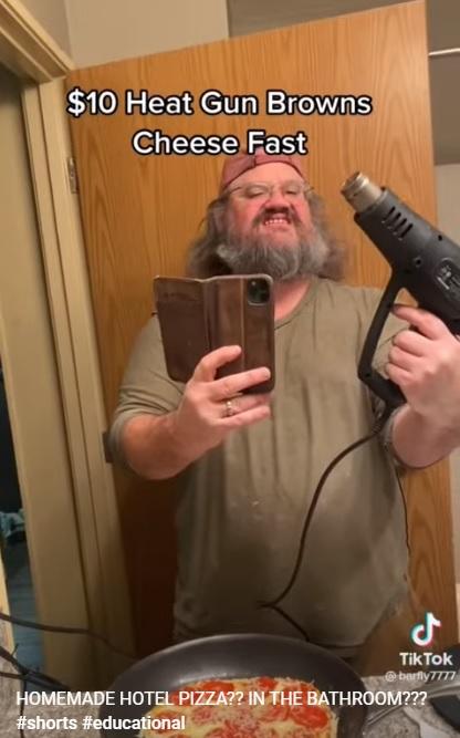 用熱風槍燒熔芝士。(互聯網)