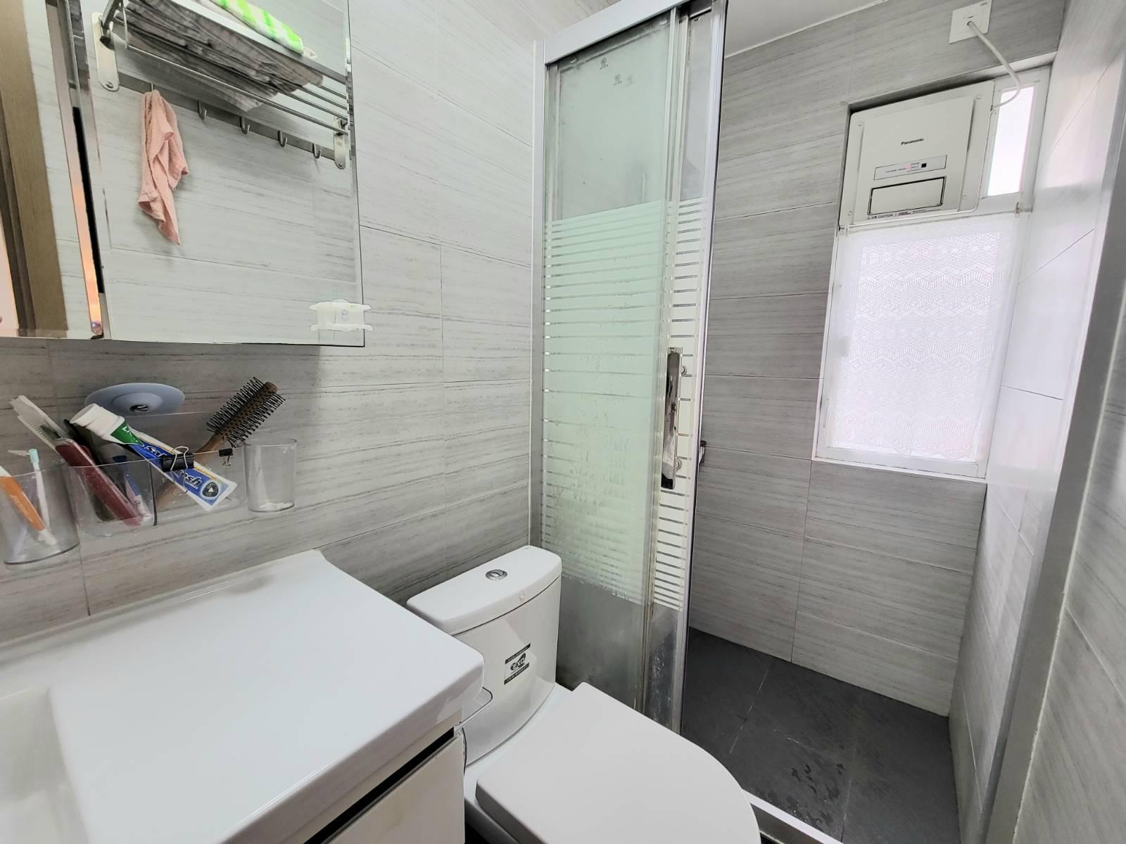 主人套房浴室面積也不細小。