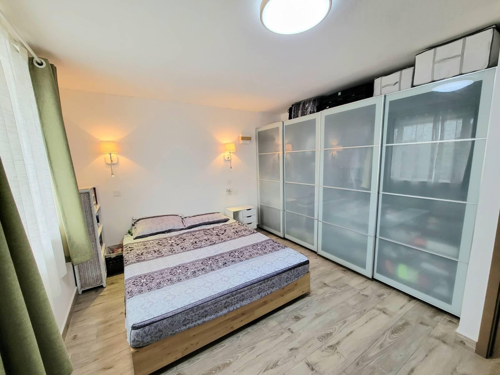 主人房可三邊下床之餘,旁邊亦有大型衣櫃,活動空間相當足夠。