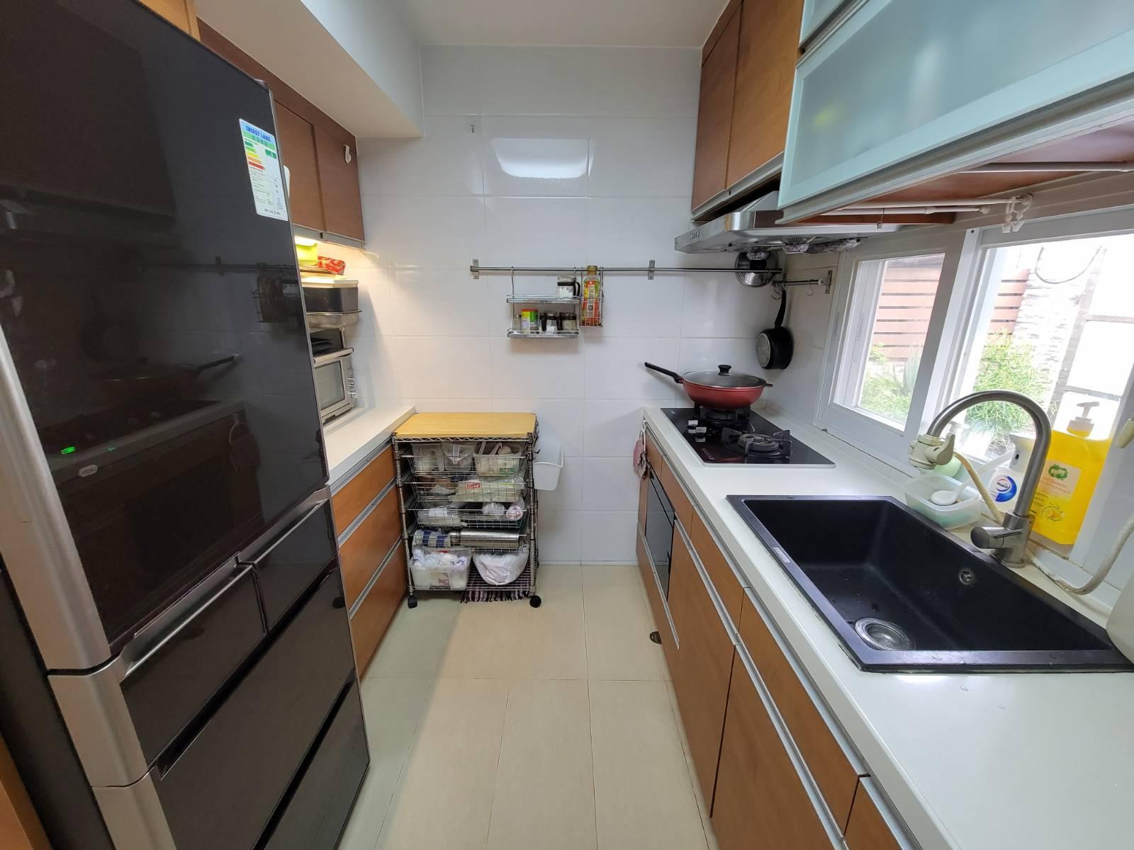 闊大的廚房配套簇新齊全,並面向自家花園。