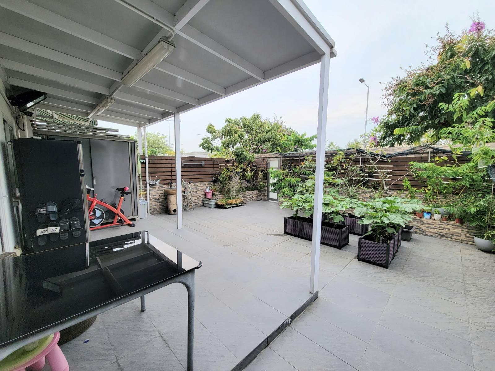 洋房附設花園,空間闊落,