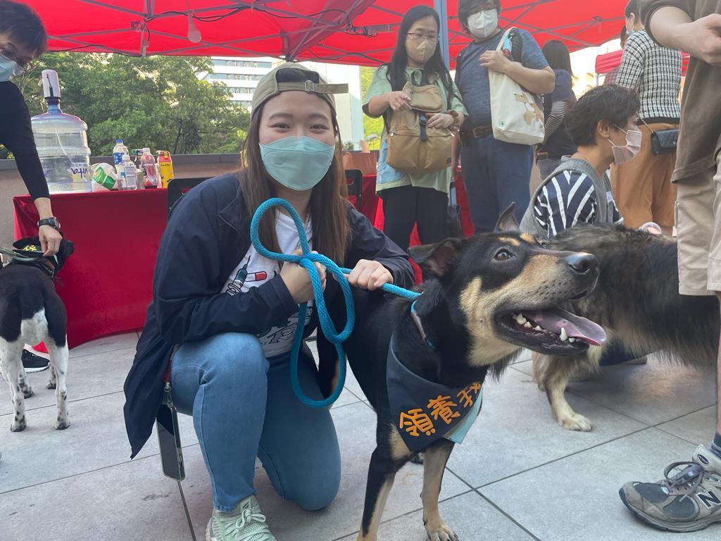 香港拯救貓狗協會義工Shelby指移民潮讓人有藉口。(郭曉欣攝)