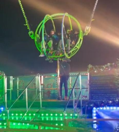 2名男乘客坐在座艙內,設施啟動後座位艙從地面被拉起。(Twitter)