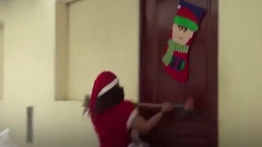 其中一名女警更手持大鐵鎚,與打扮完全格格不入,他們來到一個毒販窩藏地點的大門,之後破門而入。(Twitter)