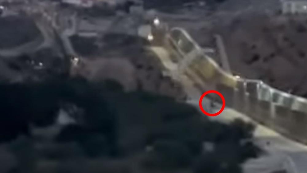 該名人士駕著滑翔傘成功跨越麥里亞與摩洛哥的邊境高牆,在降落後隨即走入樹林,消失影蹤。(YouTube)