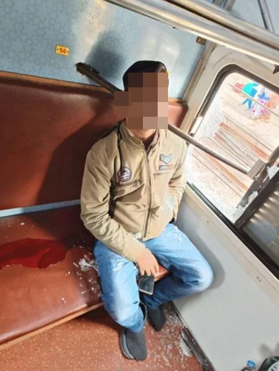 當時火車以每小時110公里的速度行經某車站時,鐵路旁正進行工程的升降的機器出現問題,導致鐵枝意外擊破車窗,插穿男子的頸部和頭顱,令他當場死亡。(Twitter)