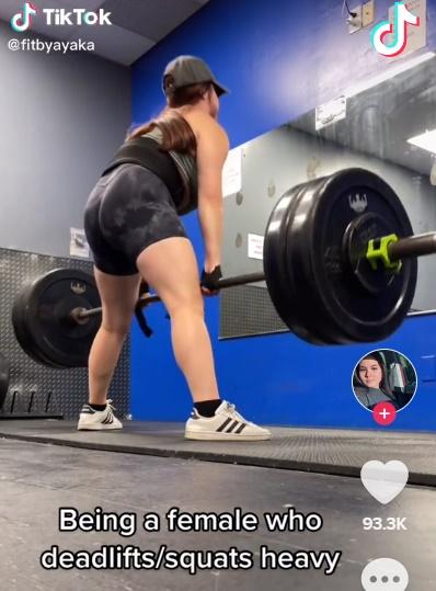 Ayaka Coffman奮力舉起槓鈴,下秒褲襠間就流出液體。(TikTok)