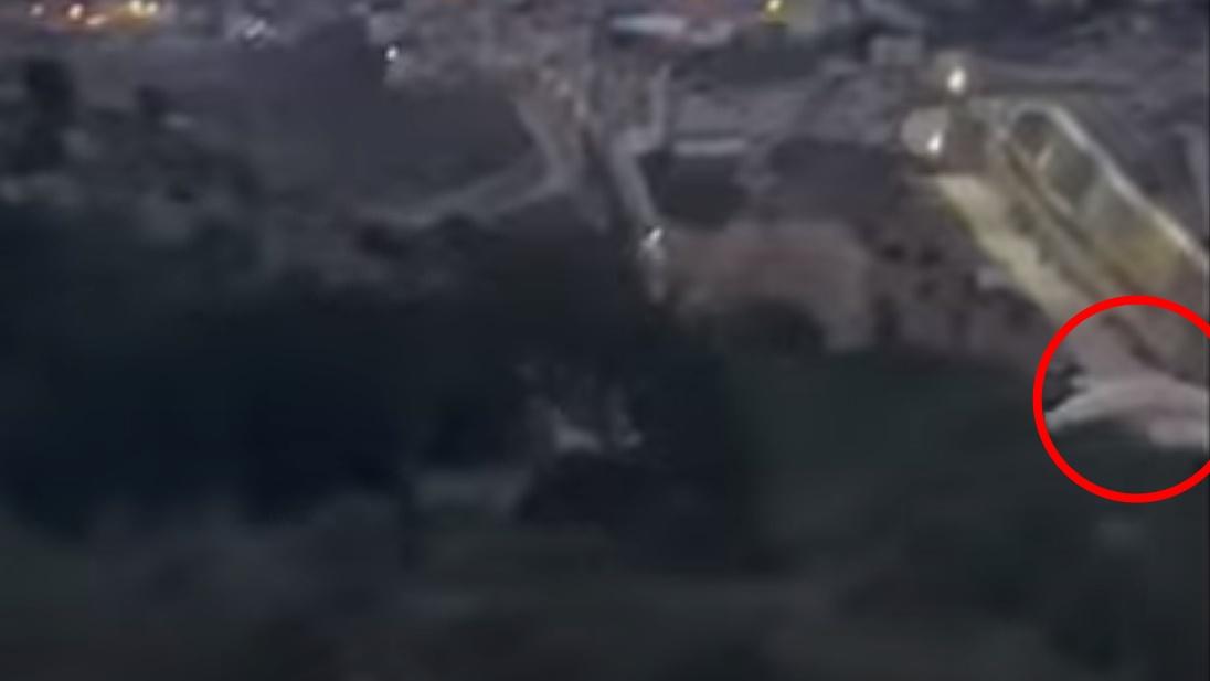 該名人士駕著滑翔傘成功跨越麥里亞與摩洛哥的邊境高牆,在降落後隨即走入樹林,消失影蹤。(YouTube)