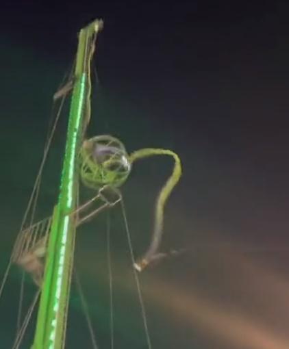 座位艙向左方彈去,硬生生的撞向高柱,發出「砰」一聲巨響。(Twitter)