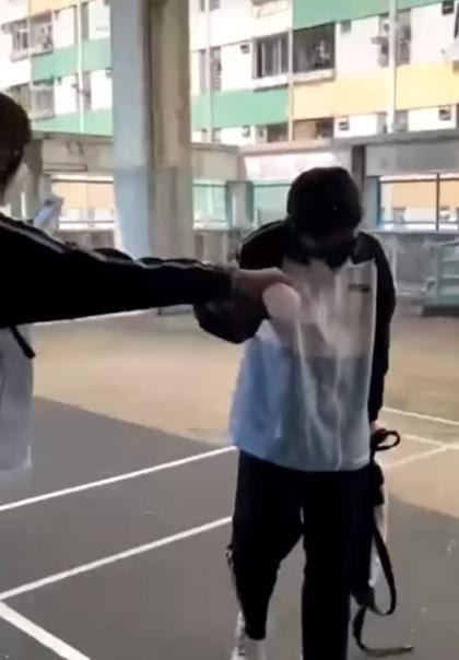 即使女童不停後退迴避,其間不斷拭淚,仍遭撒麵碎及淋潑液體。(南區之友,島隅之情@FB)