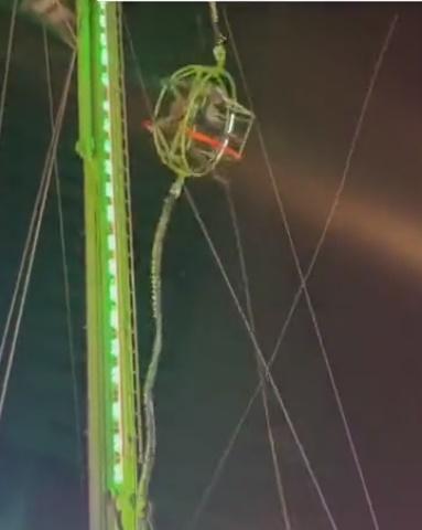 座位艙之後懸在半空中不斷旋轉搖晃,令目睹過程的遊客也被嚇得粗口連連。(Twitter)