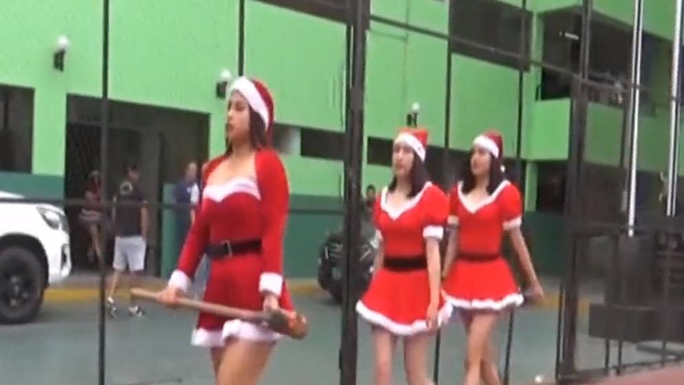 直擊女警cosplay性感掃毒,直搗毒窟立大功。(Twitter)