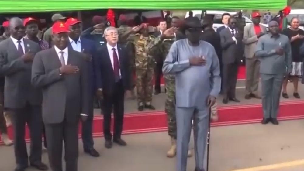 39秒總統失禁畫面隨新聞直播全國。(Twitter)