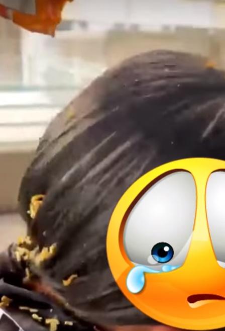 即使女童不停後退迴避,其間不斷拭淚,仍遭撒麵碎及淋潑液體。(南區之友,島隅之情@FB)