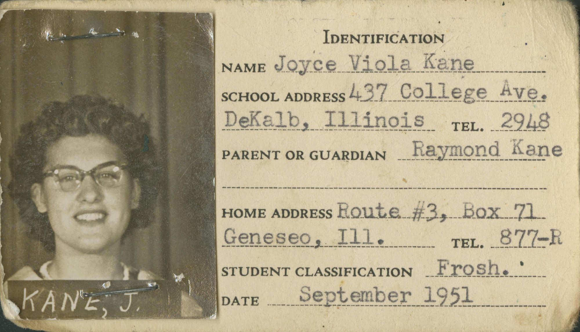 Joyce DeFauw1951的大學學生證。(Twitter)