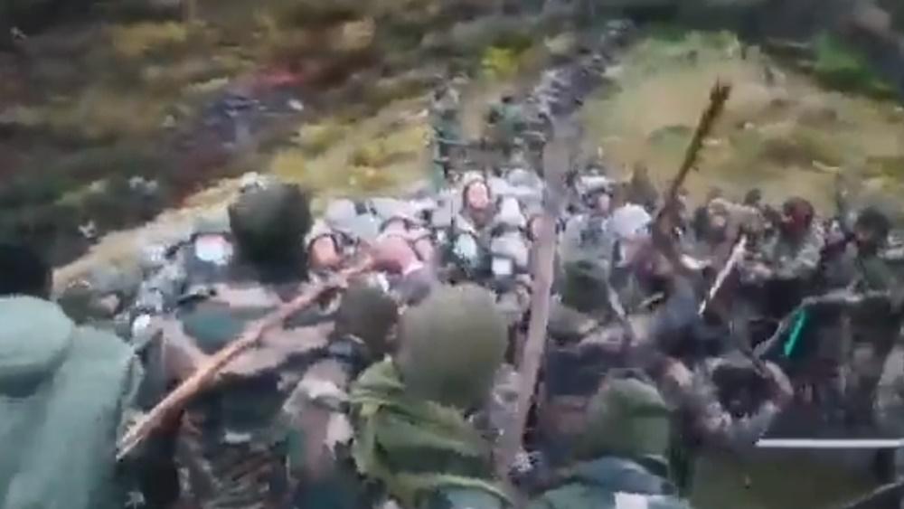 雙方目測有逾百人互相叫囂對峙。(Twitter)