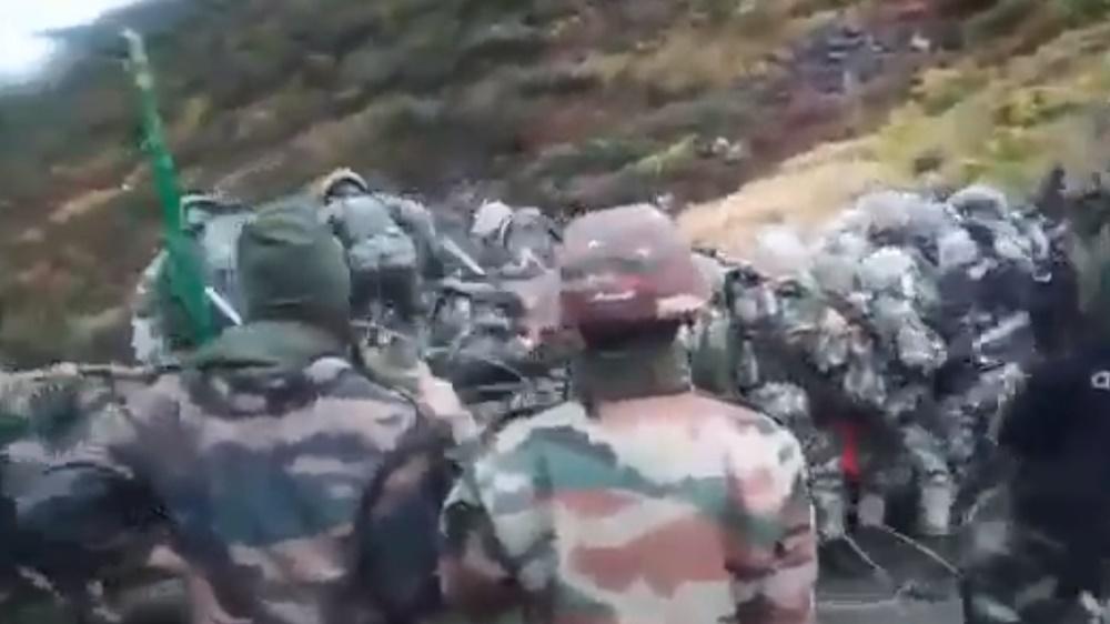 有人揮棍擊打對方,亦有人投擲石塊進逼。(Twitter)