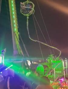 座位艙之後懸在半空中不斷旋轉搖晃,令目睹過程的遊客也被嚇得粗口連連。(Twitter)