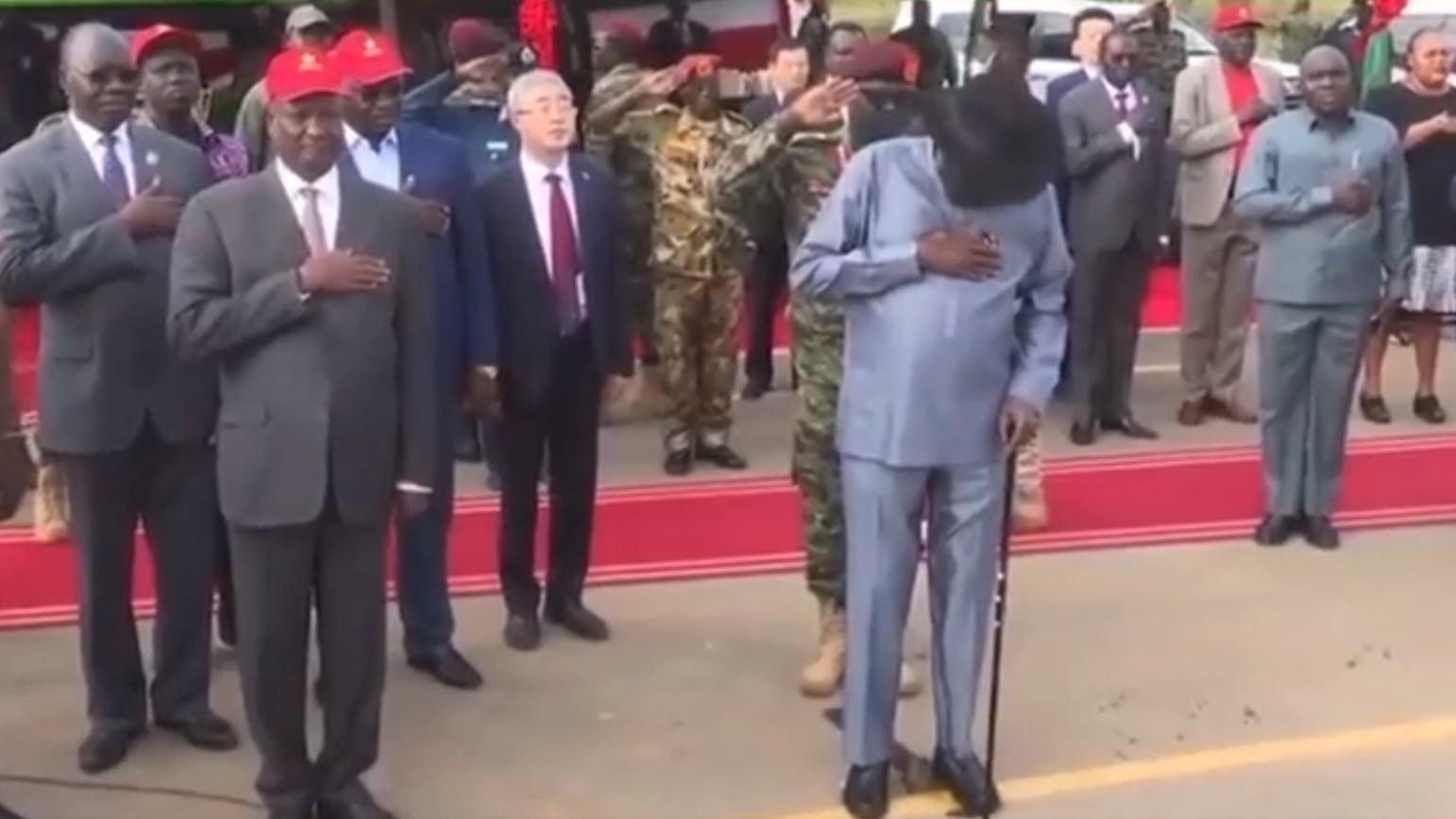 39秒總統失禁畫面隨新聞直播全國。(Twitter)