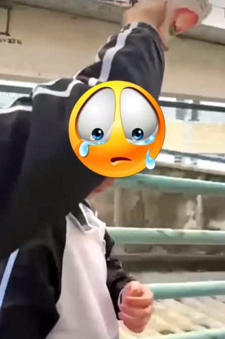 即使女童不停後退迴避,其間不斷拭淚,仍遭撒麵碎及淋潑液體。(南區之友,島隅之情@FB)