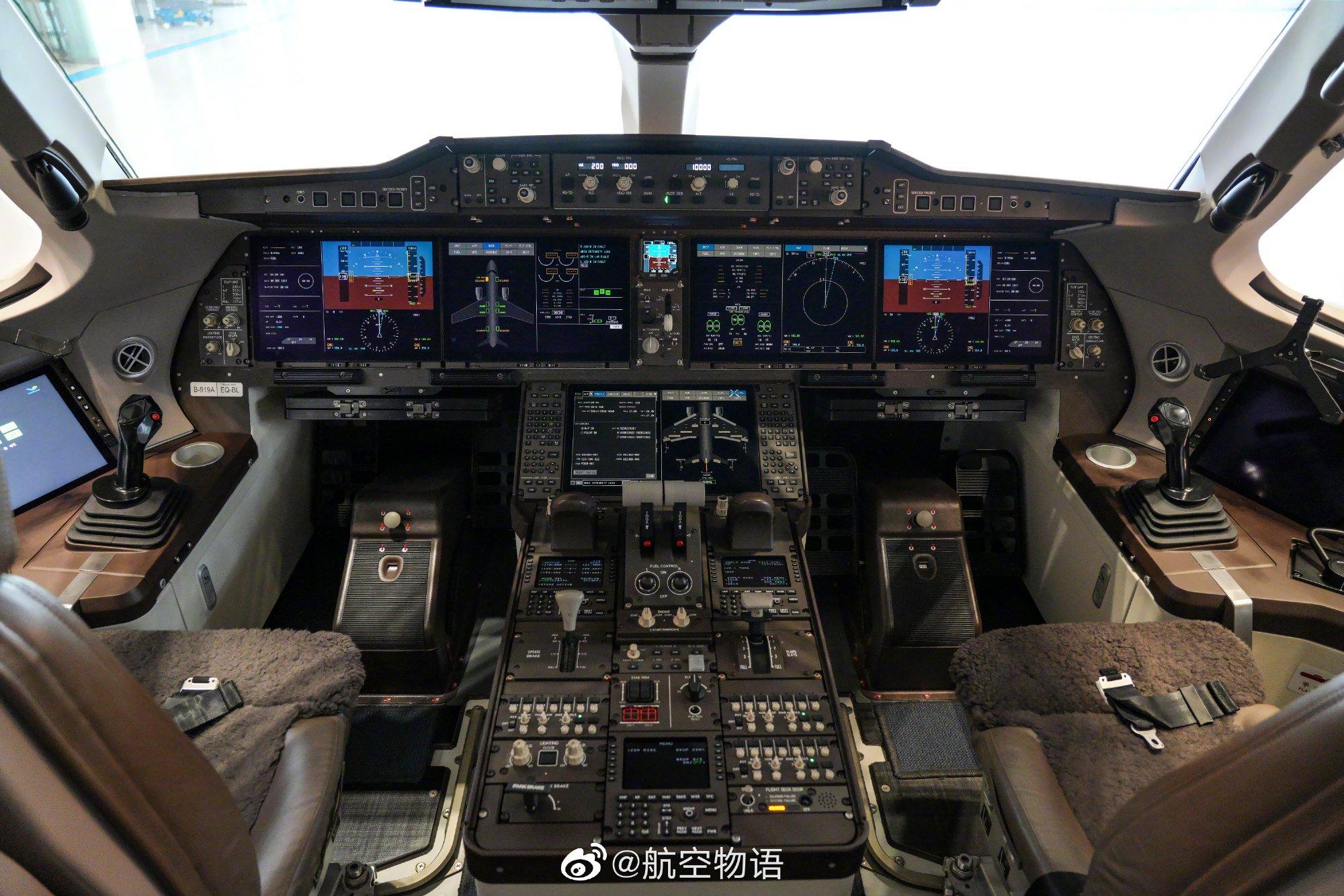 首架交付的C919機身除了印有東航標誌及客機型號,還有「全球首架」的中英雙語紅色標識。(Twitter)