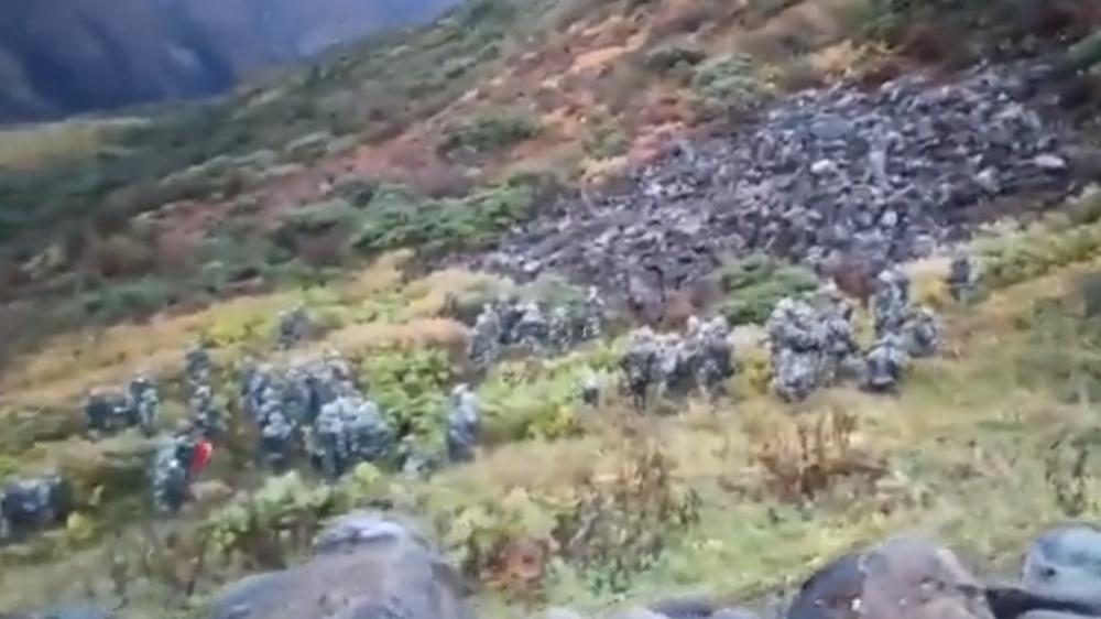 最終逼使另一方翻出石牆外撤退。(Twitter)