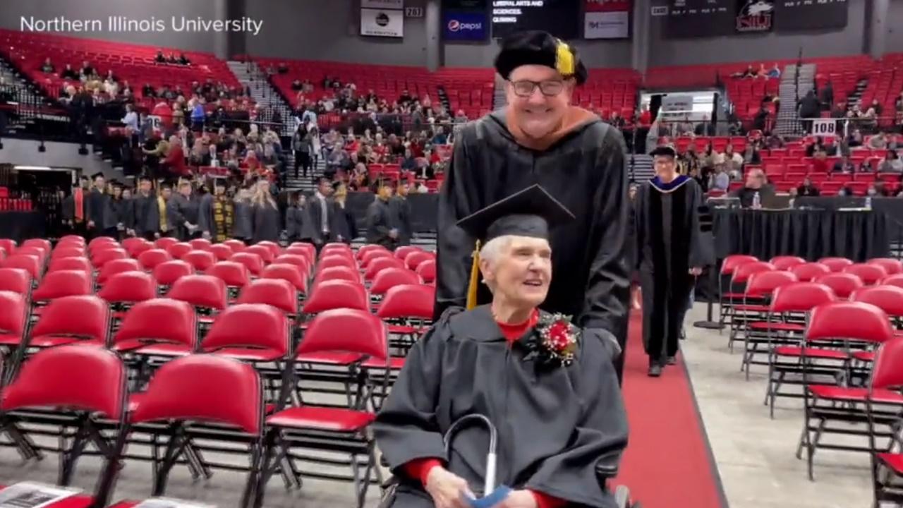 Joyce DeFauw出席證書頒授典禮。(Twitter)