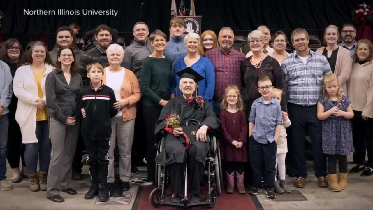 Joyce DeFauw的多名子女和孫兒都有到場興祝,與她分享喜悅。(Twitter)