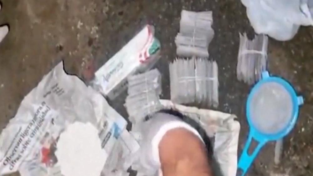 警方表示,警方即場拘捕4名男女毒販,檢獲6,000細包可卡因、104大包粉狀可卡因,以及279包大麻。(Twitter)