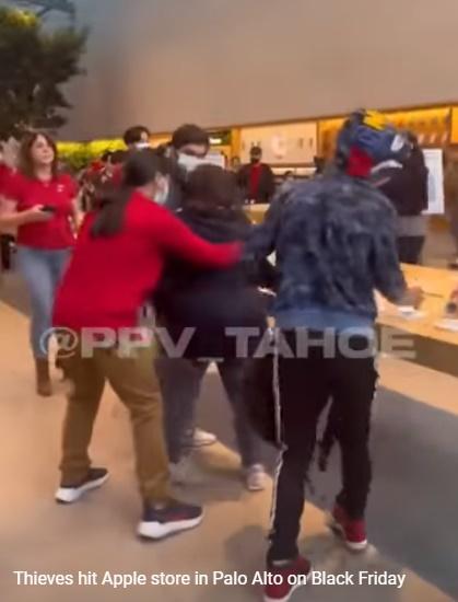 店員未有阻止搶掠,更不斷的在搶匪行經之處隔開顧客,以拉開與匪徒的距離,並任由匪徒搶走貨品。(YouTube)