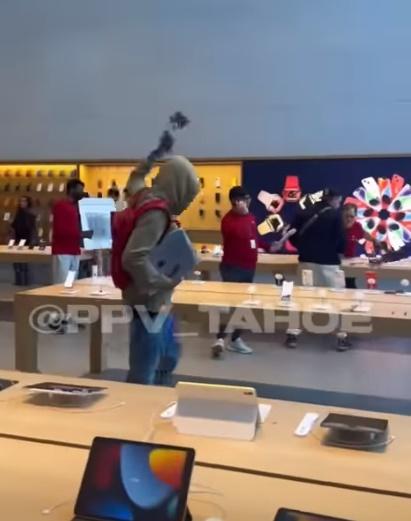 店員未有阻止搶掠,更不斷的在搶匪行經之處隔開顧客,以拉開與匪徒的距離,並任由匪徒搶走貨品。(YouTube)