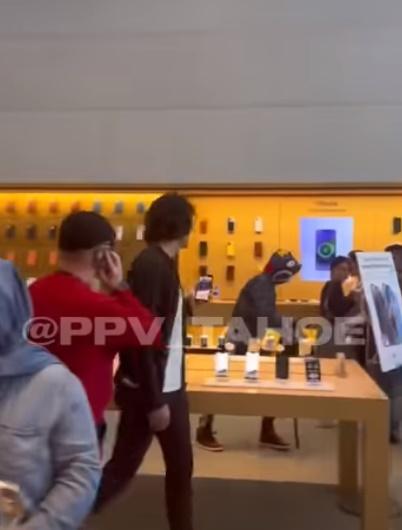 店員未有阻止搶掠,更不斷的在搶匪行經之處隔開顧客,以拉開與匪徒的距離,並任由匪徒搶走貨品。(YouTube)