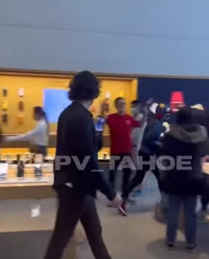 店員未有阻止搶掠,更不斷的在搶匪行經之處隔開顧客,以拉開與匪徒的距離,並任由匪徒搶走貨品。(YouTube)