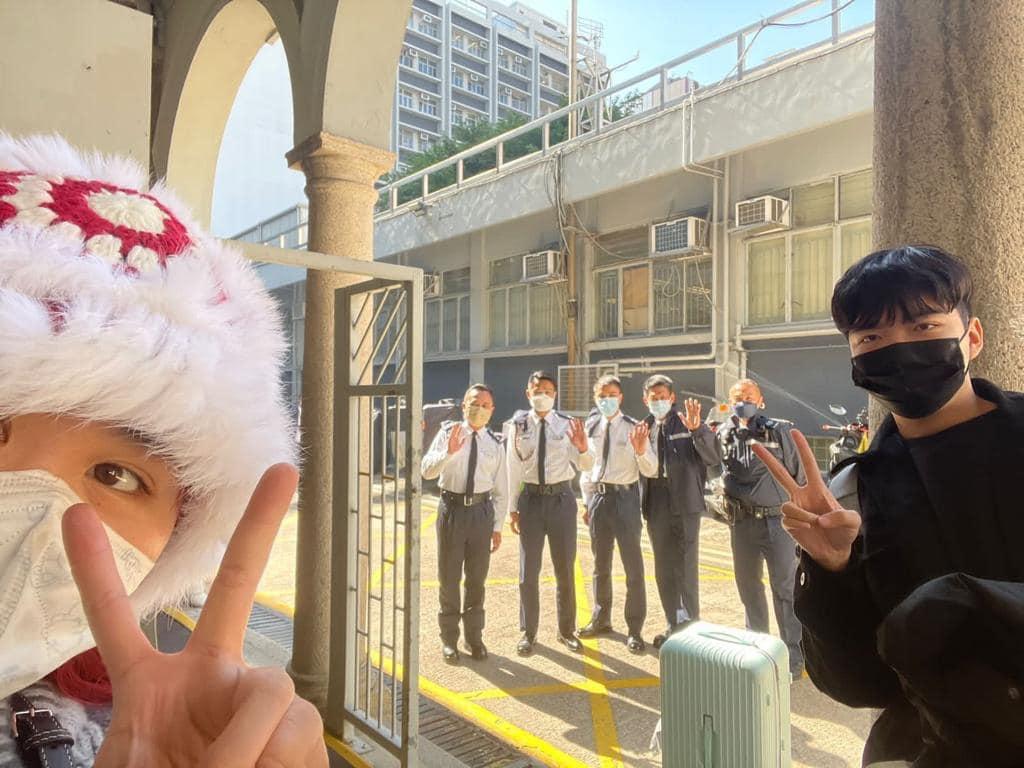 2內地生來港過聖誕,檢測確診流落街頭獲警送暖。(香港警察@FB)