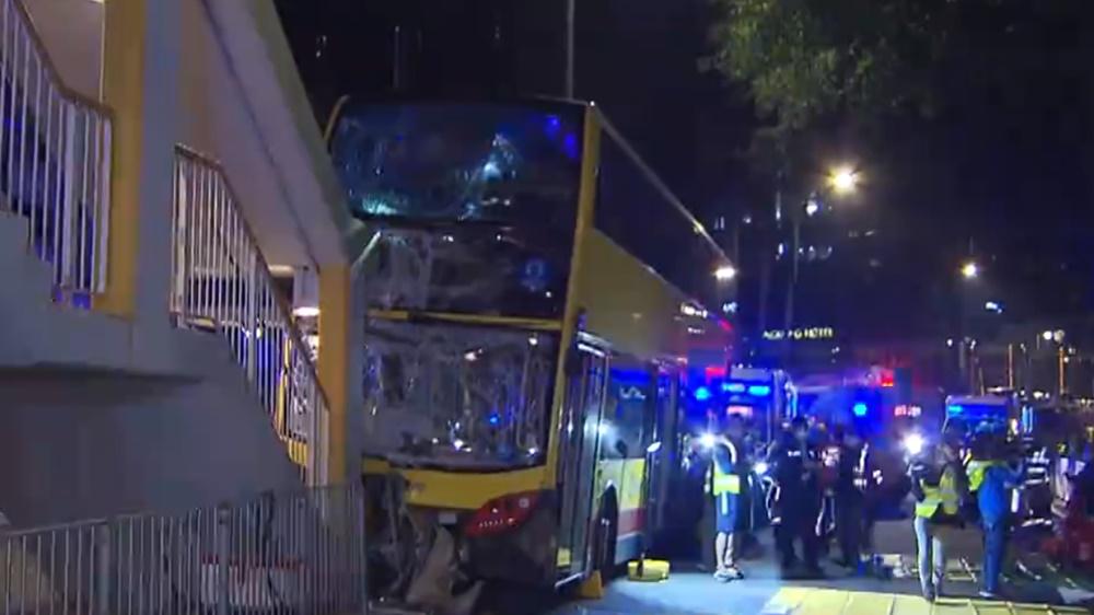 城巴車頭嚴重損毀,擋風玻璃碎裂。(電視截圖)