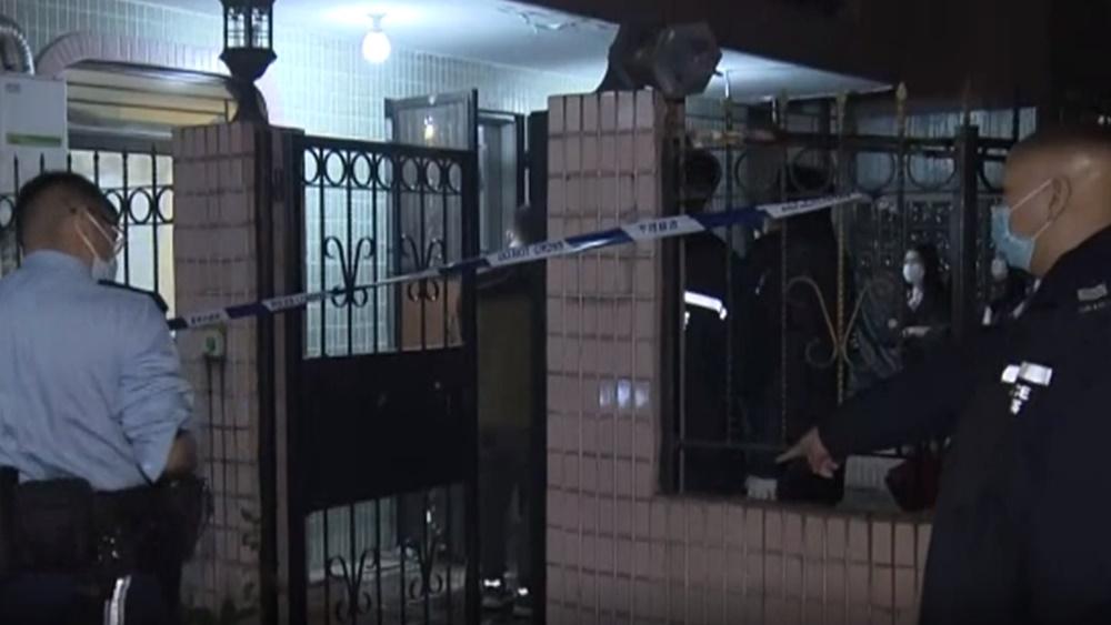 消防及救護到場時,發現室內有煙冒出,立即進入單位救人,在一個房間發現3名事主。(電視截圖)